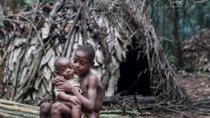 Dos jóvenes pigmeos baka en la selva de camerún