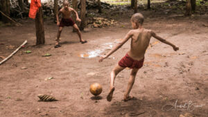 Monjes budistas jugando al fútbol
