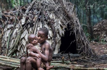 Dos jóvenes pigmeos baka en la selva de camerún